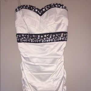 Short strapless white dress with some sequence